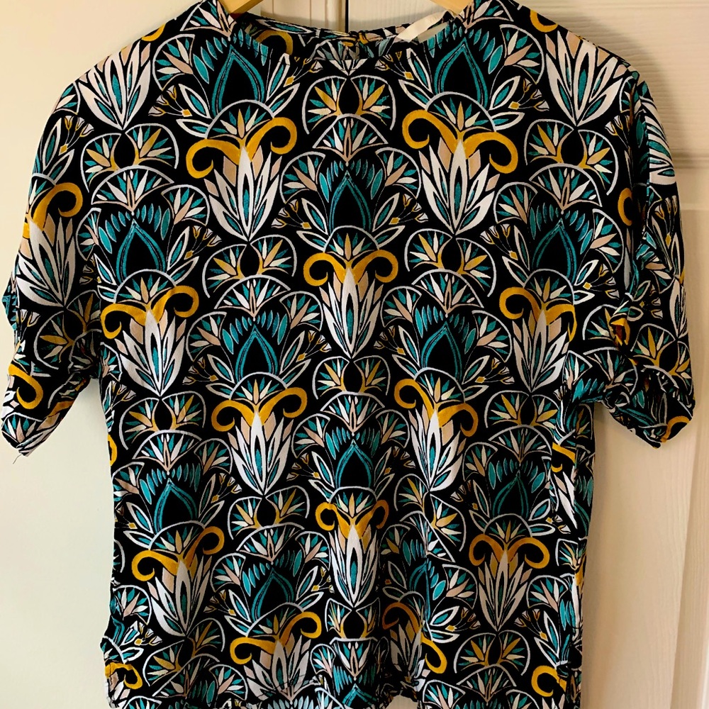 Multicolored print cotton short sleeve blouse.